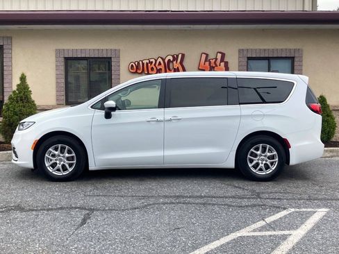 Used 2023 Chrysler Pacifica Touring-L FWD image 40