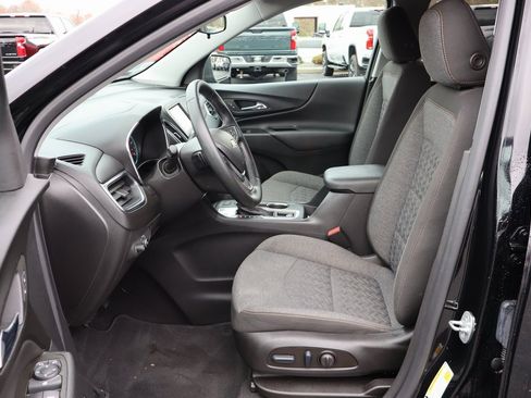 Used 2023 Chevrolet Equinox LT image 3