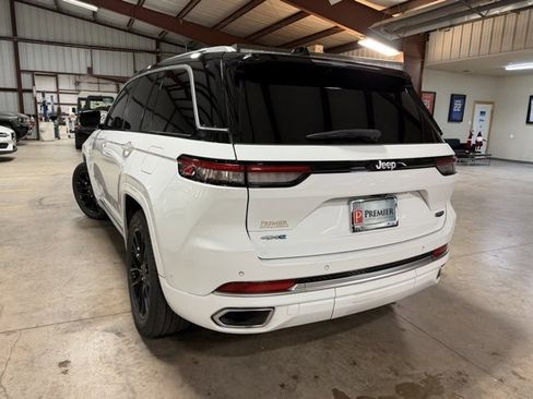 Used 2022 Jeep Grand Cherokee Summit image 8