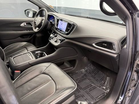 Used 2025 Chrysler Pacifica Limited FWD image 53