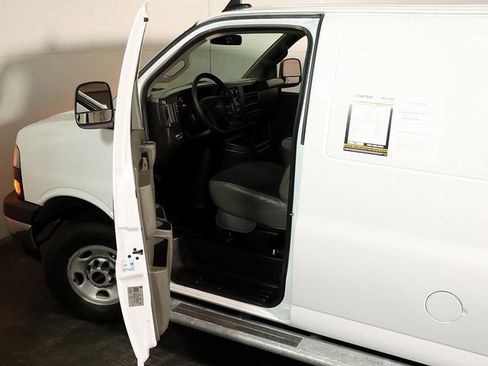 Used 2024 GMC Savana 2500 w/ Driver Convenience Package image 5