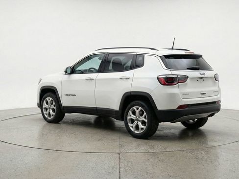 Used 2025 Jeep Compass Latitude AWD/4WD image 6