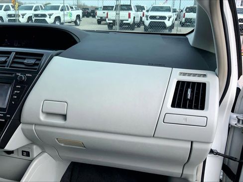 Used 2013 Toyota Prius V Five image 18