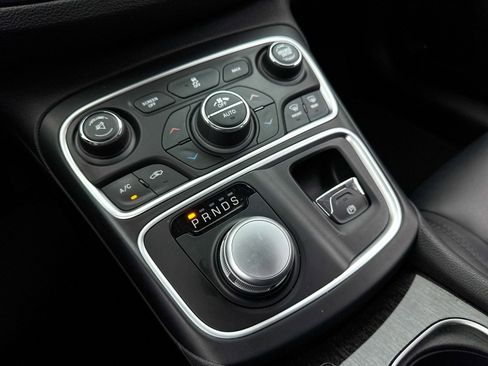 Used 2015 Chrysler 200 C w/ Navigation & Sound Group I image 26