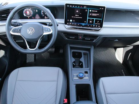 Certified 2025 Volkswagen Tiguan SE FWD image 14