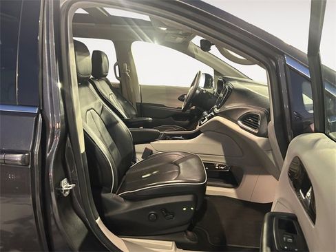 Used 2023 Chrysler Pacifica Limited image 15
