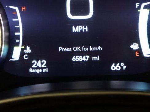 Used 2023 Chrysler Pacifica Limited FWD image 15