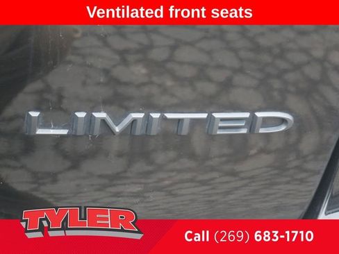 Used 2025 Chrysler Pacifica Limited image 14