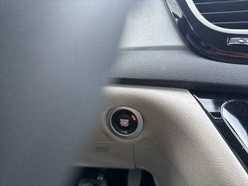 Used 2024 Chrysler Pacifica Touring-L image 29
