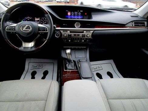 Used 2016 Lexus ES 300h w/ Luxury Package w/Wood Trim image 2