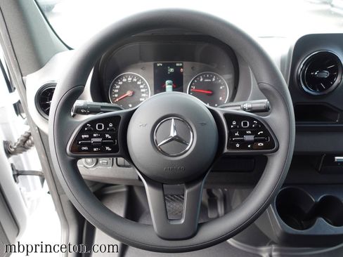Used 2024 Mercedes-Benz Sprinter 2500 image 8