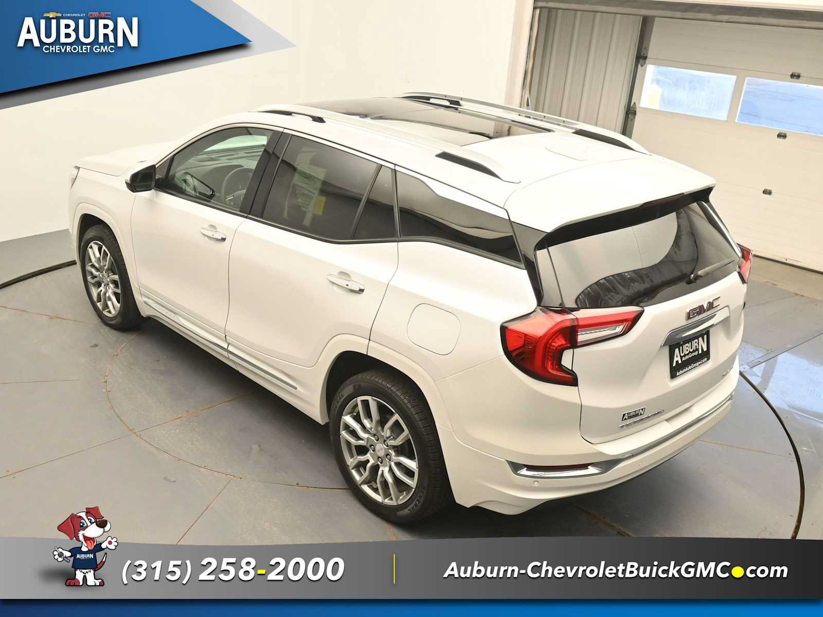 Used 2024 GMC Terrain Denali w/ Denali Premium Package AWD/4WD image 32