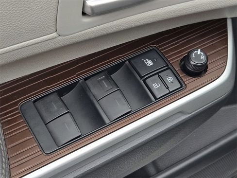 Used 2022 Toyota Sienna XLE image 13