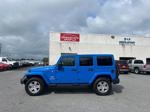 Used 2012 Jeep Wrangler Unlimited Sahara w/ Dual Top Group AWD/4WD image 5
