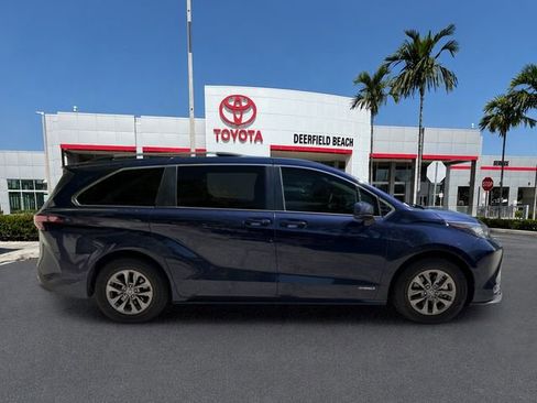 Used 2021 Toyota Sienna LE w/ LE Plus Package FWD image 10