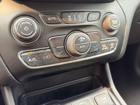 Used 2019 Jeep Cherokee Limited AWD/4WD image 27