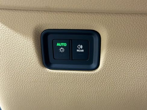 Used 2025 Porsche Cayenne image 34