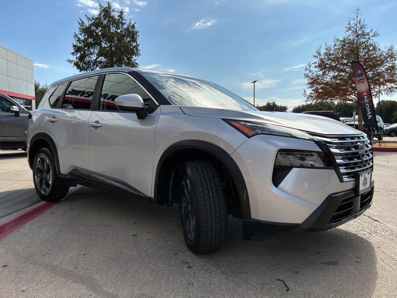 Used 2025 Nissan Rogue SV FWD image 4