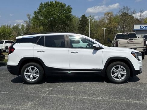 Used 2024 GMC Terrain SLE w/ Driver Convenience Package image 11