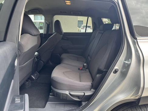 Used 2025 Toyota Highlander LE FWD image 23