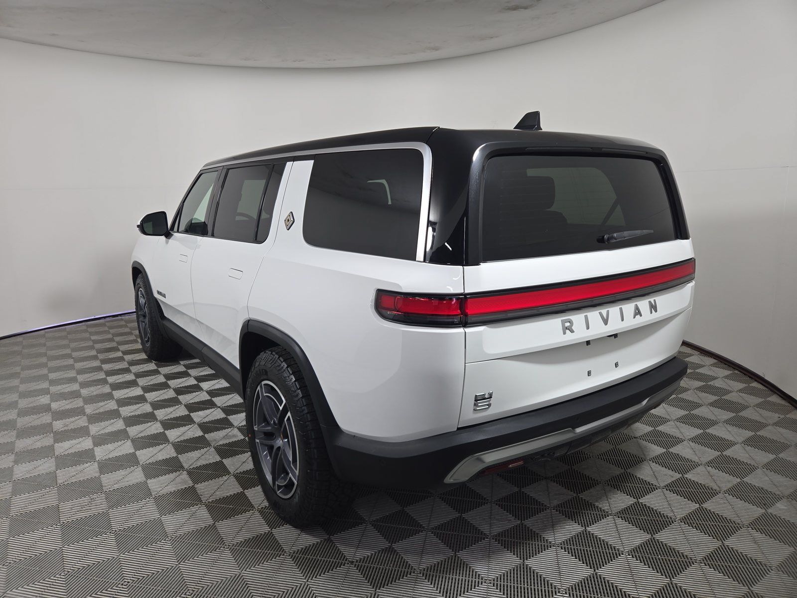 Used 2025 Rivian R1S Adventure Dual AWD/4WD image 3