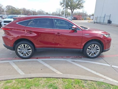 Used 2021 Toyota Venza XLE image 7