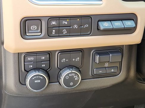 Used 2021 Chevrolet Suburban Premier w/ Premium Package AWD/4WD image 19