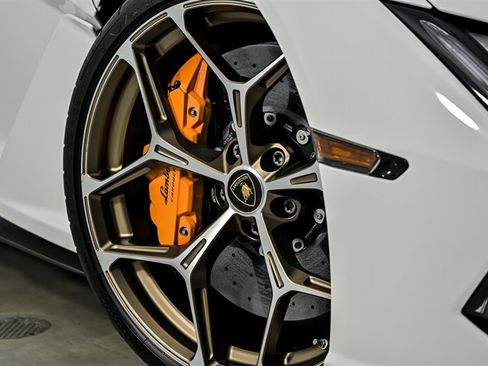 Used 2025 Lamborghini Revuelto AWD/4WD image 4