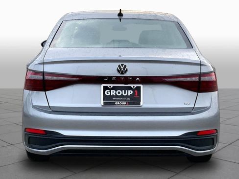 Used 2025 Volkswagen Jetta SE FWD image 5
