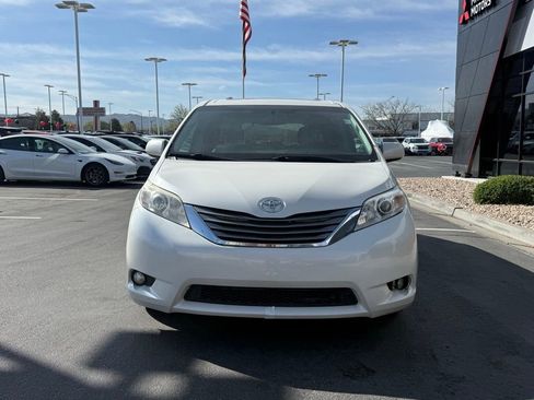 Used 2017 Toyota Sienna XLE image 2