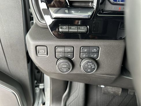 Used 2025 Chevrolet Silverado 1500 High Country AWD/4WD image 18