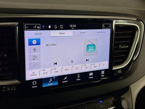 Used 2024 Chrysler Pacifica Touring-L image 19