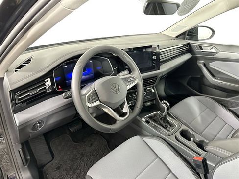 Used 2025 Volkswagen Jetta SE w/ Black Wheel Package image 3