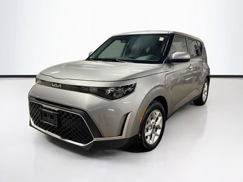 Used 2023 Kia Soul LX w/ LX Technology Package FWD image 3