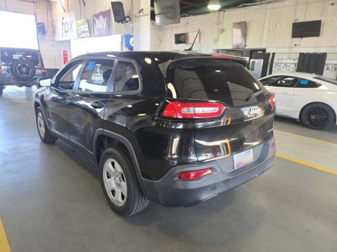 Used 2016 Jeep Cherokee Sport FWD image 2