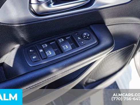 Used 2025 Chrysler Pacifica Limited FWD image 35