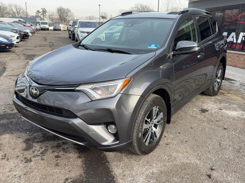 Used 2018 Toyota RAV4 XLE image 1