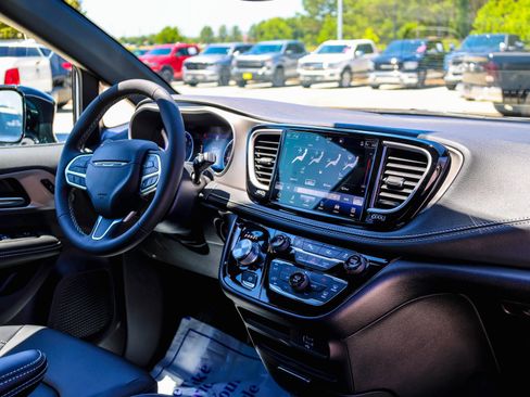 New 2027 Chrysler Pacifica Select FWD image 13