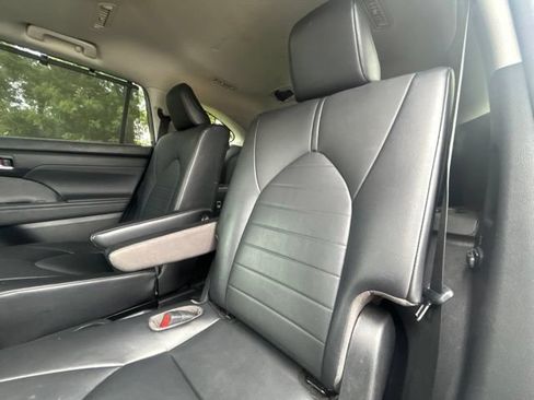 Used 2021 Toyota Highlander XLE AWD/4WD image 40