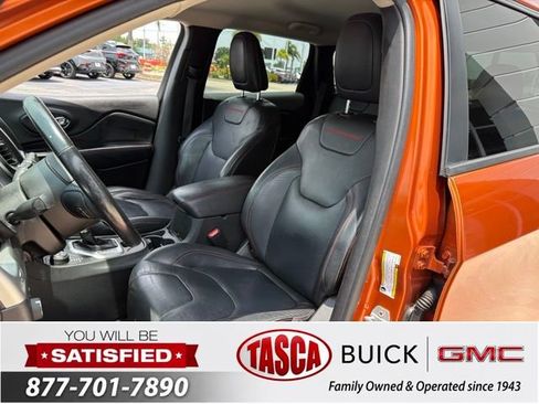 Used 2015 Jeep Cherokee Trailhawk w/ Leather Interior Group AWD/4WD image 13