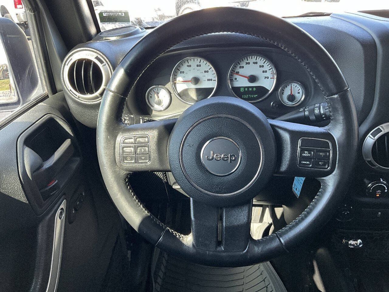 Used 2016 Jeep Wrangler Unlimited Sahara w/ Connectivity Group AWD/4WD image 19