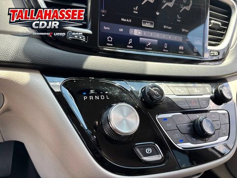Used 2021 Chrysler Pacifica Touring-L FWD image 23
