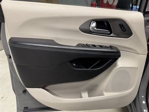Used 2022 Chrysler Pacifica Touring-L FWD image 21