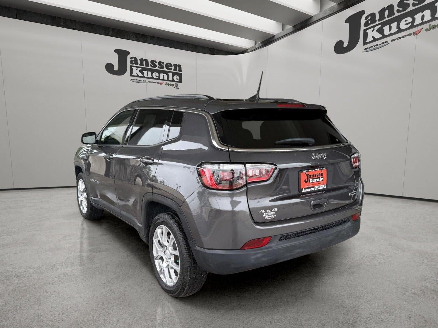 Used 2024 Jeep Compass Latitude AWD/4WD image 2