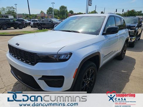 Used 2025 Jeep Grand Cherokee Altitude AWD/4WD image 1