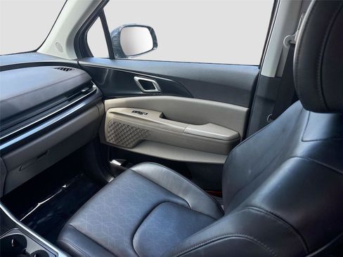 Used 2025 Kia Carnival FWD image 24