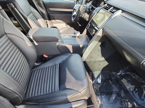 Certified 2024 Land Rover Discovery Dynamic SE image 3