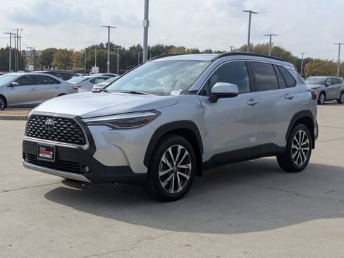 Used 2023 Toyota Corolla Cross XLE image 9