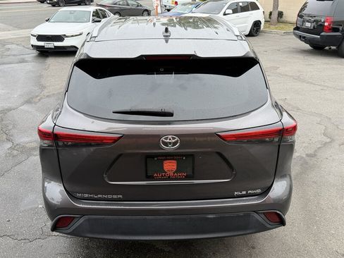 Used 2022 Toyota Highlander XLE AWD/4WD image 18