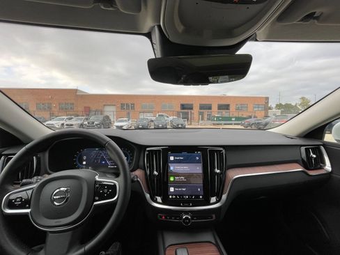 Used 2025 Volvo V60 B5 Cross Country Plus image 32